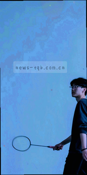 手机屏幕显示比赛比分，手指下拉刷新